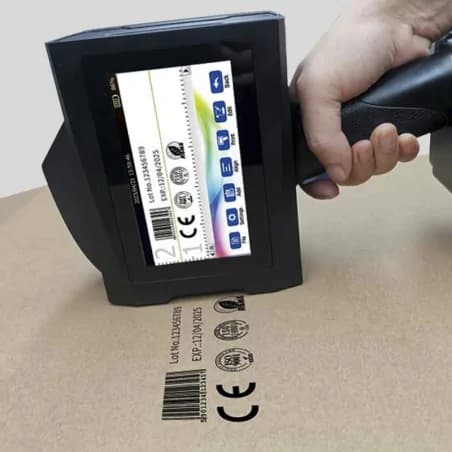 Marcadora manual portátil Bentsai imprimiendo sobre caja de cartón